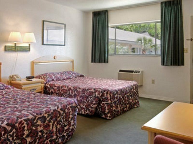 University Inn Гейнсвилл Экстерьер фото